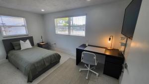 una camera da letto con un letto e una scrivania con un computer di Modern Waterview House a Hudson