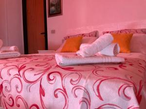 A bed or beds in a room at Un Nido Tra Mare e Monti