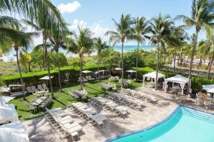 uma vista aérea de um resort com uma piscina e palmeiras em Hilton Bentley Miami South Beach em Miami Beach