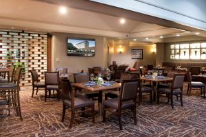 um restaurante com mesas e cadeiras num quarto em DoubleTree by Hilton Lafayette em Lafayette