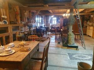 a dining room with a wooden table and chairs at Zur Alten Schmiede mit Museum in Rüstungen