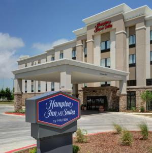 a sign in front of a hotel at Hampton Inn & Suites Ardmore in Ardmore