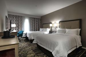 Postel nebo postele na pokoji v ubytování Hampton Inn & Suites Ardmore