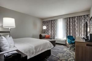 Postel nebo postele na pokoji v ubytování Hampton Inn & Suites Ardmore