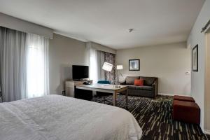 Postel nebo postele na pokoji v ubytování Hampton Inn & Suites Ardmore