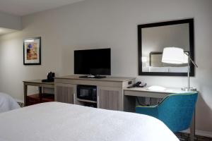 TV a/nebo společenská místnost v ubytování Hampton Inn & Suites Ardmore