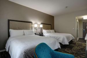 Postel nebo postele na pokoji v ubytování Hampton Inn & Suites Ardmore