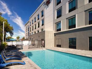 uma piscina em frente a um edifício em Hampton Inn Pinellas Park St Petersburg, Fl em Pinellas Park