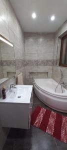 Łazienka w obiekcie Luxurious apartment with heated pool jacuzzi