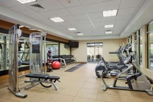 een fitnessruimte met loopbanden en crosstrainers in een kamer bij Hilton Garden Inn Springfield, MO in Springfield