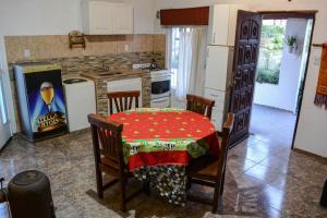 eine Küche mit Tisch und Stühlen und einem Kühlschrank in der Unterkunft CASA LA QUEBRADA in Cordoba