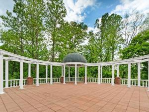 DoubleTree by Hilton Charlottesville في شارلوتسفيل: جناح ابيض مع قبة زجاجية في حديقة