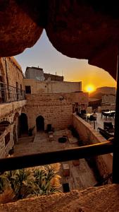 - une vue sur un bâtiment avec un coucher de soleil en arrière-plan dans l'établissement Fairouz Konak Otel, à Mardin