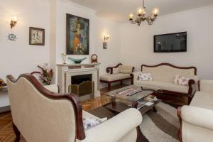 Elle comprend un salon doté de meubles et d'une cheminée. dans l'établissement Villa D'amore Montenegro, à Donji Morinj