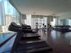 un gimnasio con equipo cardiovascular en un gran edificio en RM219 Bukit Bintang Balcony Studio Infinty Pool, en Kuala Lumpur