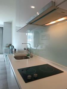 cocina con fregadero y encimera en RM219 Bukit Bintang Balcony Studio Infinty Pool, en Kuala Lumpur