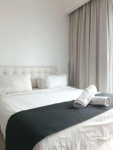 1 dormitorio con 1 cama con toallas en RM219 Bukit Bintang Balcony Studio Infinty Pool, en Kuala Lumpur