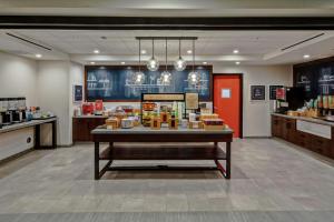 un hall avec une table et de la nourriture dans l'établissement Hampton Inn Fresno Airport, à Fresno