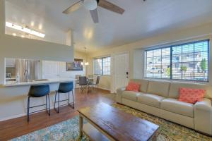 プレスコット・バレーにあるPrescott Valley Retreat with Hot Tub and Kayaksのソファとテーブルのあるリビングルーム