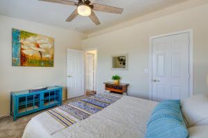 プレスコット・バレーにあるPrescott Valley Retreat with Hot Tub and Kayaksのベッドと天井扇風機のある寝室