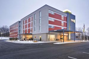 un edificio al lado de una calle en Home 2 Suites By Hilton Jackson en Jackson