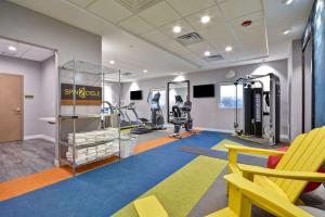 een fitnessruimte met een fitnessruimte met loopbanden bij Home 2 Suites By Hilton Jackson in Jackson