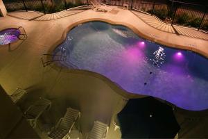 Hampton Inn & Suites Austin Cedar Park-Lakeline内部或周边的泳池
