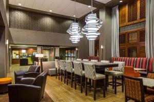 comedor con mesa y sillas en Hampton Inn & Suites Austin Cedar Park-Lakeline, en Austin
