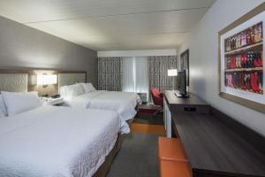 Hampton Inn & Suites Austin Cedar Park-Lakeline客房内的一张或多张床位