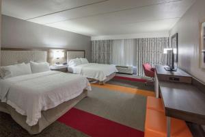 奥斯汀Hampton Inn & Suites Austin Cedar Park-Lakeline的有两张床和一台电视的酒店房间