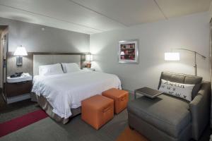 Hampton Inn & Suites Austin Cedar Park-Lakeline客房内的一张或多张床位
