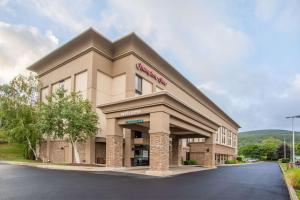 una representación de la parte delantera de un edificio en Hampton Inn Fishkill, en Fishkill