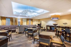 A restaurant or other place to eat at Hampton Inn Fishkill