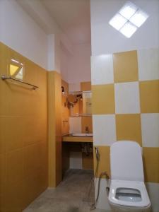 een badkamer met een toilet en een wastafel bij Kithaya Ella in Ella