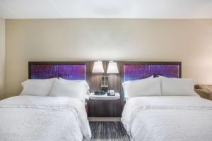 Letto o letti in una camera di Hampton Inn Fishkill