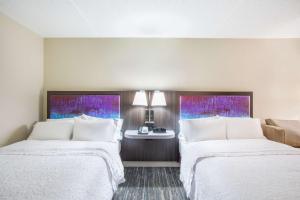 Letto o letti in una camera di Hampton Inn Fishkill