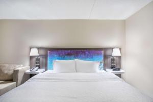 Letto o letti in una camera di Hampton Inn Fishkill