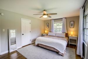 En eller flere senge i et værelse på 4 Mi to Dtwn Knoxville Extended Stay Family Home