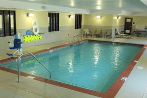 una grande piscina in una camera d'albergo di Hampton Inn Indianapolis NW/Zionsville a Whitestown