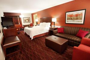 Habitación de hotel con cama y sofá en Hampton Inn Salt Lake City-North, en Woods Cross