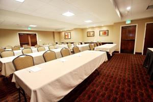 una sala de conferencias con mesas y sillas blancas en Hampton Inn Salt Lake City-North, en Woods Cross