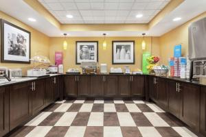 Hampton by Hilton Oklahoma City I-40 East- Tinker AFB的厨房或小厨房
