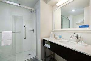 Hampton by Hilton Oklahoma City I-40 East- Tinker AFB的一间浴室