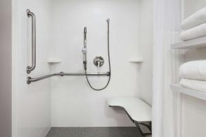 Hampton by Hilton Oklahoma City I-40 East- Tinker AFB的一间浴室