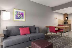 - un salon avec un canapé et une table dans l'établissement Hampton by Hilton Oklahoma City I-40 East- Tinker AFB, à Midwest City
