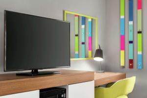 Hampton by Hilton Oklahoma City I-40 East- Tinker AFB的电视和/或娱乐中心