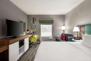 Hampton by Hilton Oklahoma City I-40 East- Tinker AFB的电视和/或娱乐中心