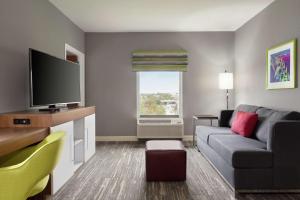 Hampton by Hilton Oklahoma City I-40 East- Tinker AFB的电视和/或娱乐中心