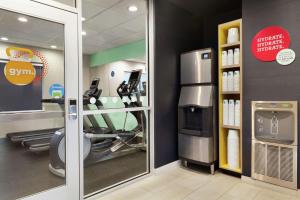 una sala de fitness con un gimnasio con cinta de correr en Tru By Hilton Lake Charles, en Lake Charles