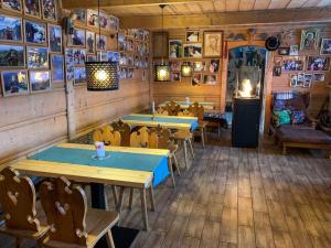Reštaurácia alebo iné gastronomické zariadenie v ubytovaní APLIT GUEST HOUSE
